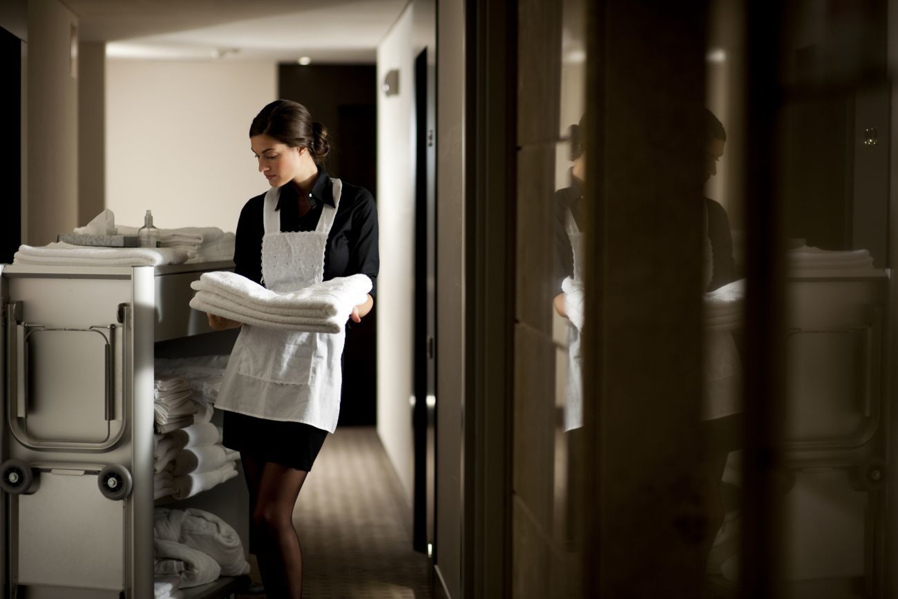 Красивая молодая служанка ублажает постояльца в номере отеля
